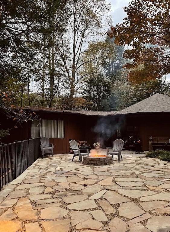 Cabin With Treehouse Views, 3 King Beds, 4 Bunks, And Large Hot Tub! Gatlinburg Exterior foto